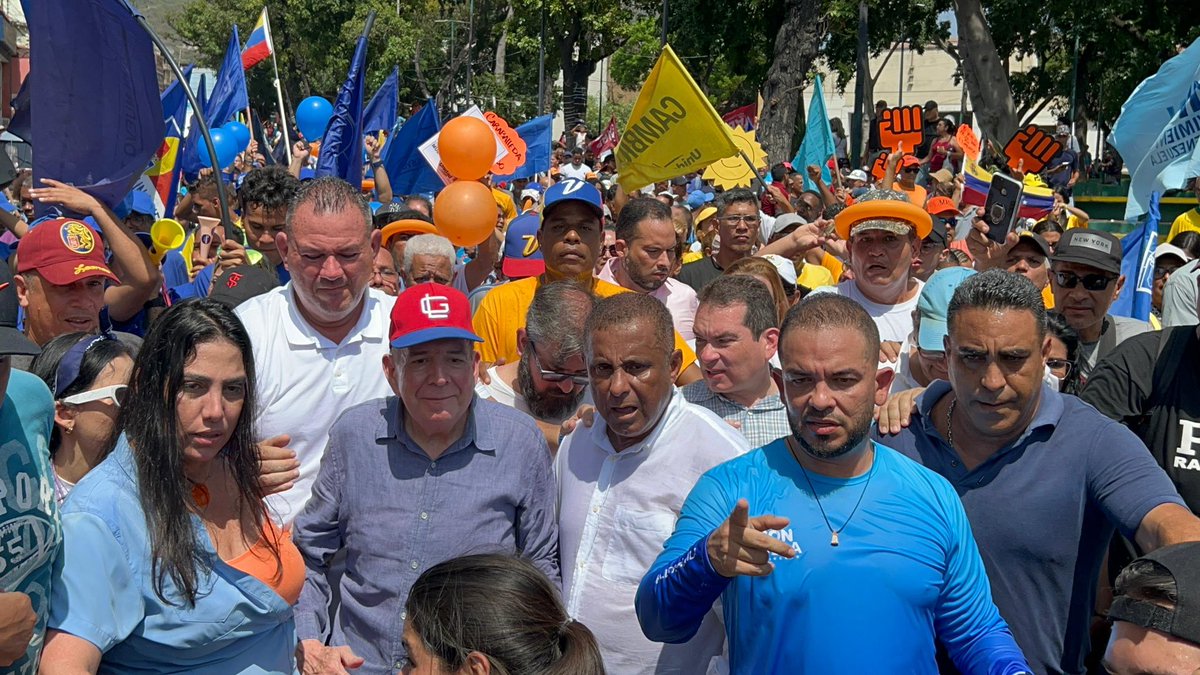 ConVzlaComando's tweet photo. #EnFotos Así va este recorrido en Maiquetía junto a nuestro candidato presidencial. 

¡#Vargas y toda Venezuela con Edmundo! 

@EdmundoGU https://t.co/hGwjJu5FUu
