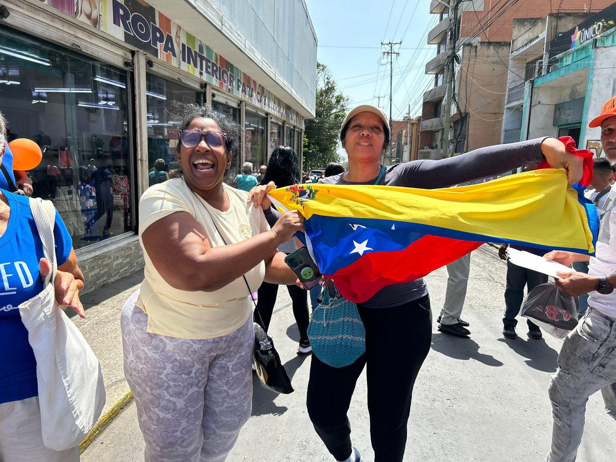 ConVzlaComando's tweet photo. #EnFotos Así va este recorrido en Maiquetía junto a nuestro candidato presidencial. 

¡#Vargas y toda Venezuela con Edmundo! 

@EdmundoGU https://t.co/hGwjJu5FUu
