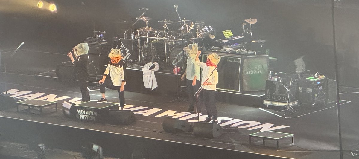 hiro_81_98's tweet photo. #FUNWITHAMISSION 
東京体育館Day1 撮影タイム📸
※ステージセットをカットして投稿
様々なメンバーの姿が！

❶サンちゃん、リブちゃんよりもタナパイが一番かわいいポーズ！
❷❶もだが…ボイさん何処！？
❸客席からのコールにタナパイ🖕
❹改めて思った…ジョニさん猫背凄い笑

#MWAM #マンウィズ https://t.co/P4D6wJ7Db1