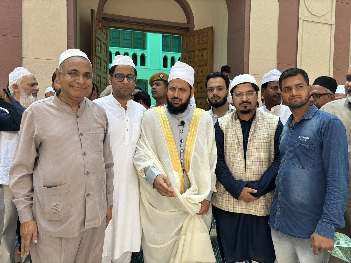 पार्लियामेंट स्ट्रीट की मस्जिद के इमाम मौलाना मोहिबुल्लाह नदवी साहब रामपुर से सांसद बन गए हैं , हिंदुस्तान में पहला मौका है जब किसी मस्जिद के इमाम ने संसद तक पहुंचने का सफर तय किया है। मौलाना को दिल की गहराइयों से मुबारकबाद।
उम्मीद है कि वह मुसलमानों की आवाज बनेंगे।