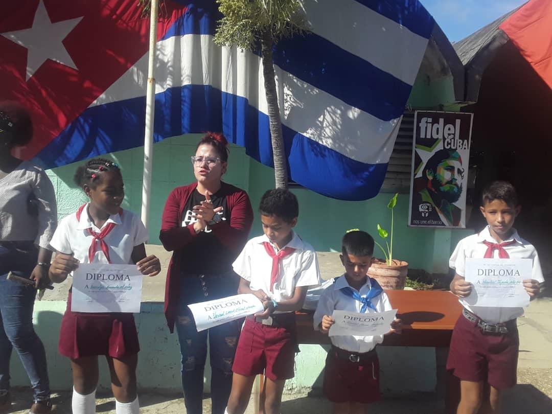 ChabeliAre1's tweet photo. #OPJMCuba sigue homenajeando a los combatientes del Ministerio del Interior con la premiación del concurso El MININT y Yo y esta vez desde el Colectivo Pioneril Manuel Sanguilí,#SantaCruzdelNorte en #Mayabeque.#63Minint #UJCdeCuba @OPJMCuba @DiazCanelB @DrRobertoMOjeda @UJCdeCuba https://t.co/Mai29D02Hi