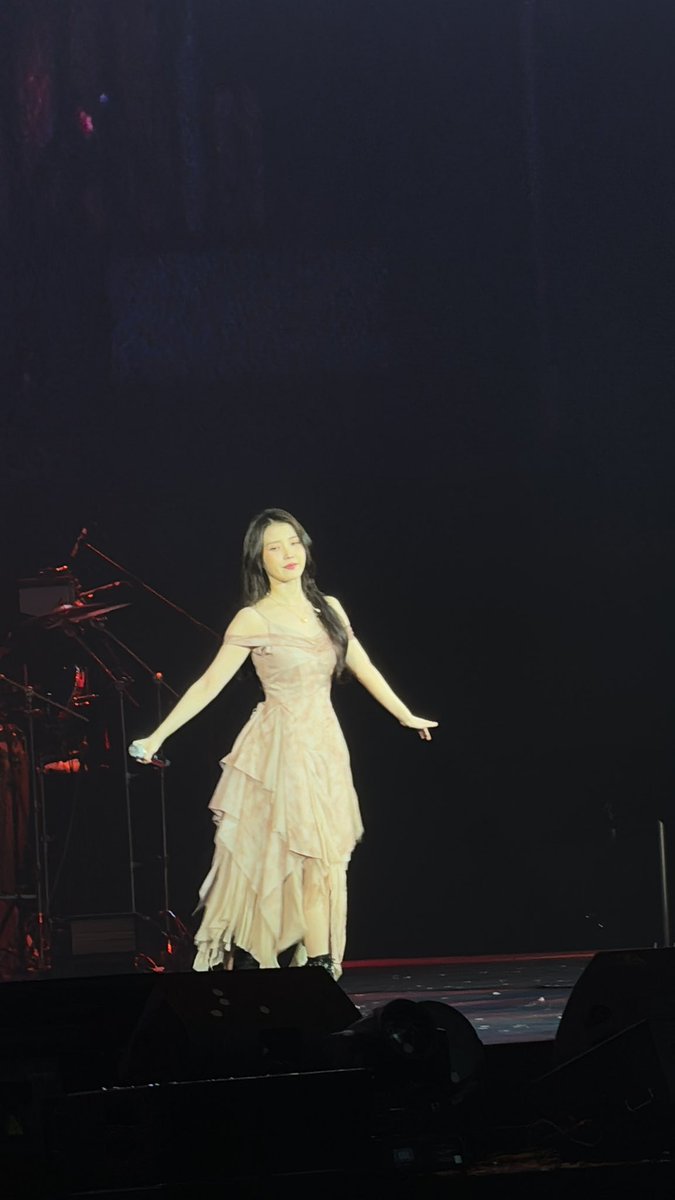 _ZH4NGH40's tweet photo. The end. Thank you for tonight, our pretty IU 🩷  #IUinKL https://t.co/9WD2dycA6W