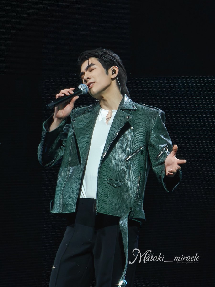 Not only an actor, guitarist, but also a charismatic singer

<a href="/milephakphum/">mile phakphum</a> 
#MilePhakphum
#AUTHENTICMILECONCERT