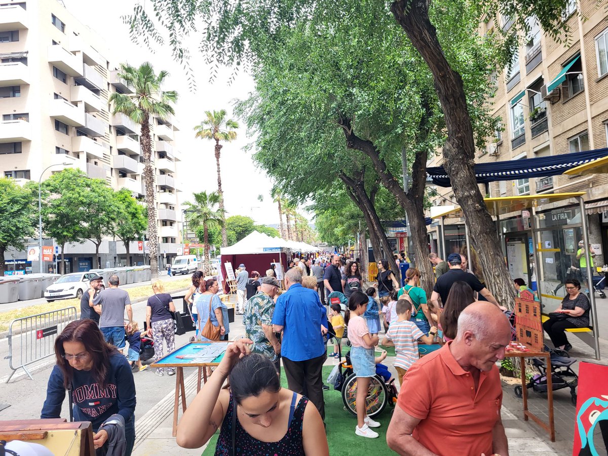 eudosioPSC's tweet photo. Visita a la Fira Marinera de Comerç en #LaMarina, @BCN_SantsMont con @MariaConesaG y @Nuriapey. Debemos mantener el comercio de proximidad, debemos comprar en el barrio,es vital o lo echaremos en falta. #compraalbarri
@comerciants
#barriabarri https://t.co/yzriGwyKfR