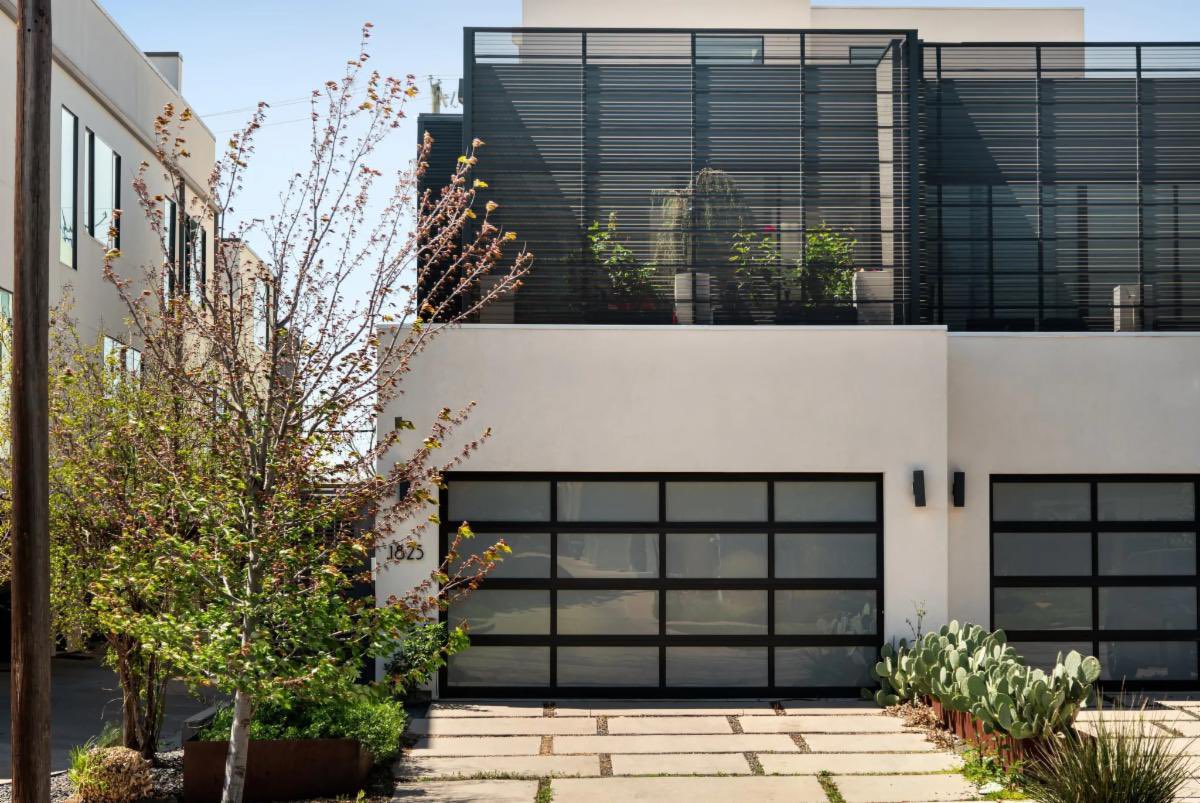sqmodern26's tweet photo. #openhouses Discover the epitome of urban elegance in this sexy townhome, boasting unmatched views of the Dallas skyline.

listed by Joseph Romero | Briggs Freeman Sothebys

details >> https://t.co/oSOsMBPAol

#moderndallas #dallasmodern https://t.co/K8Caah0VmE