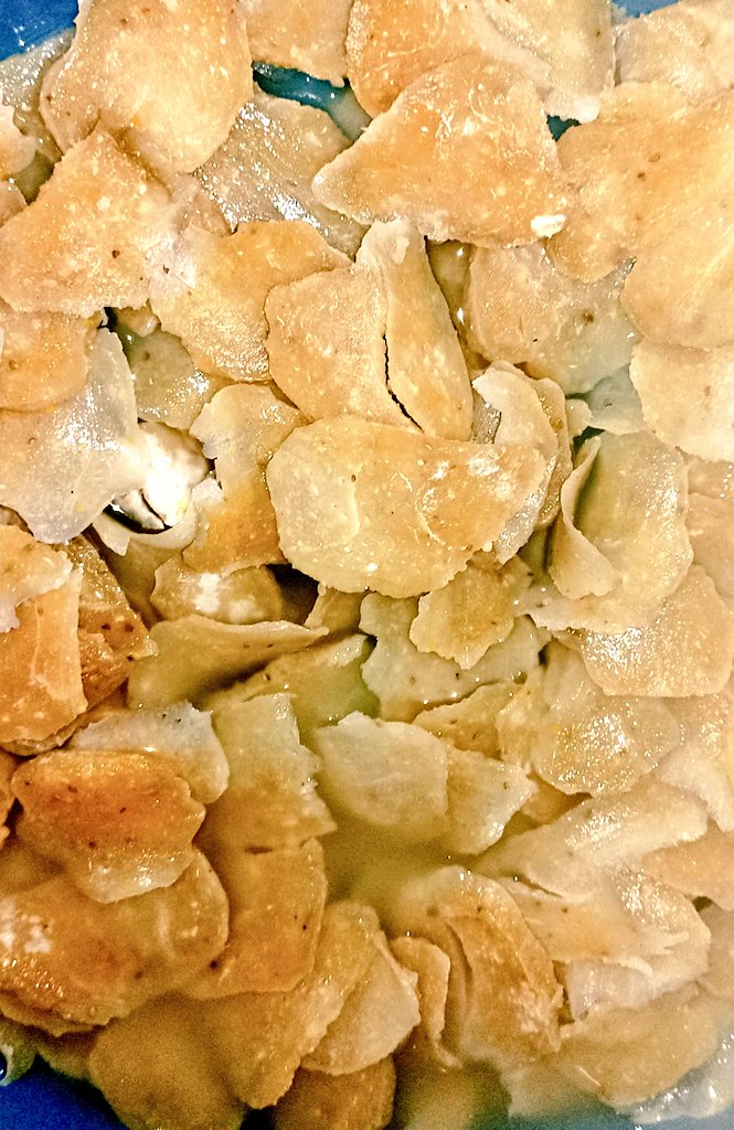 Baru pertama bikin kerupuk dari nasi sisa. Penisirin gimana jadinya. Mungkin tinggal sekali jemur lagi baru bisa digoreng. Tapi apalah daya pas hujan ini kerupuk ga ada yg nolongin, ga ada yg masukin ke rumah, ga ada yg ingeeet... 😫☹️😔