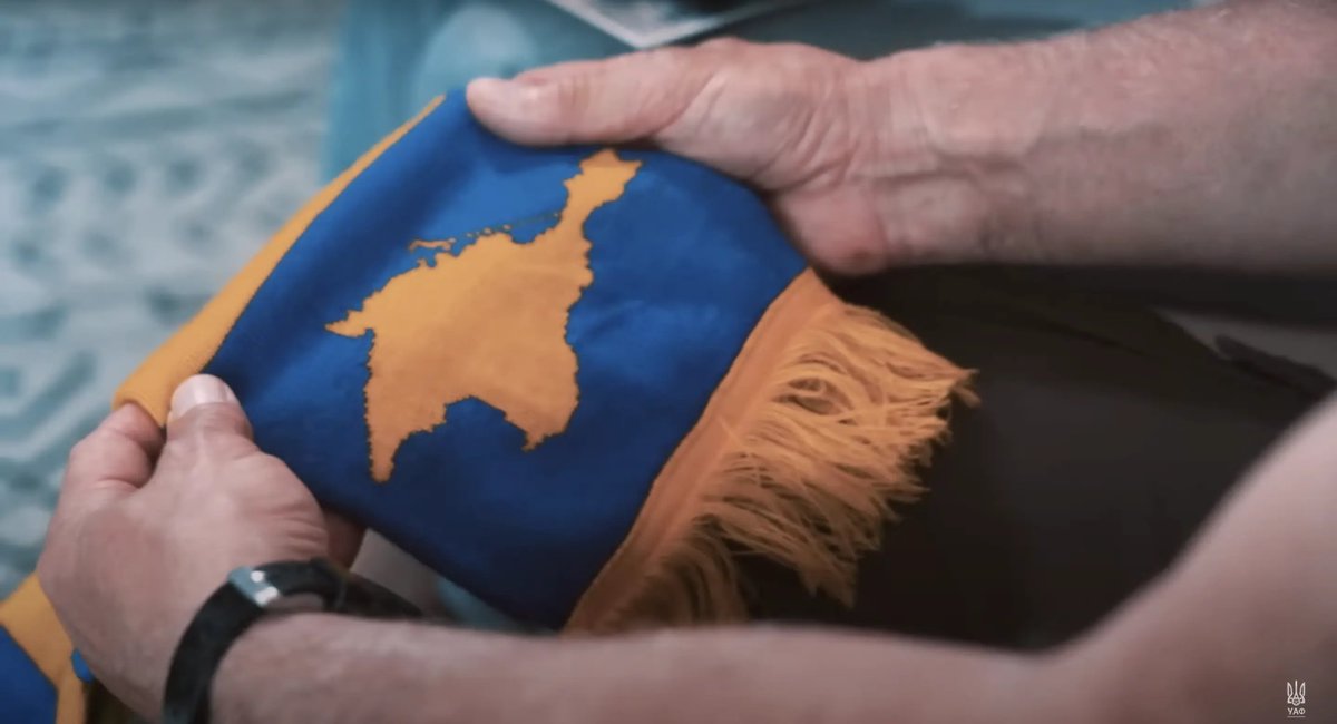 Олександр Клепіков загинув під час рятувальної місії — його гелікоптер летів евакуйовувати інший збитий гелікоптер. Батьки навчилися в сина і його брата любити футбол, і навіть їдуть на Євро.

Наступний після цього кадр — прямо в серце.

6/27