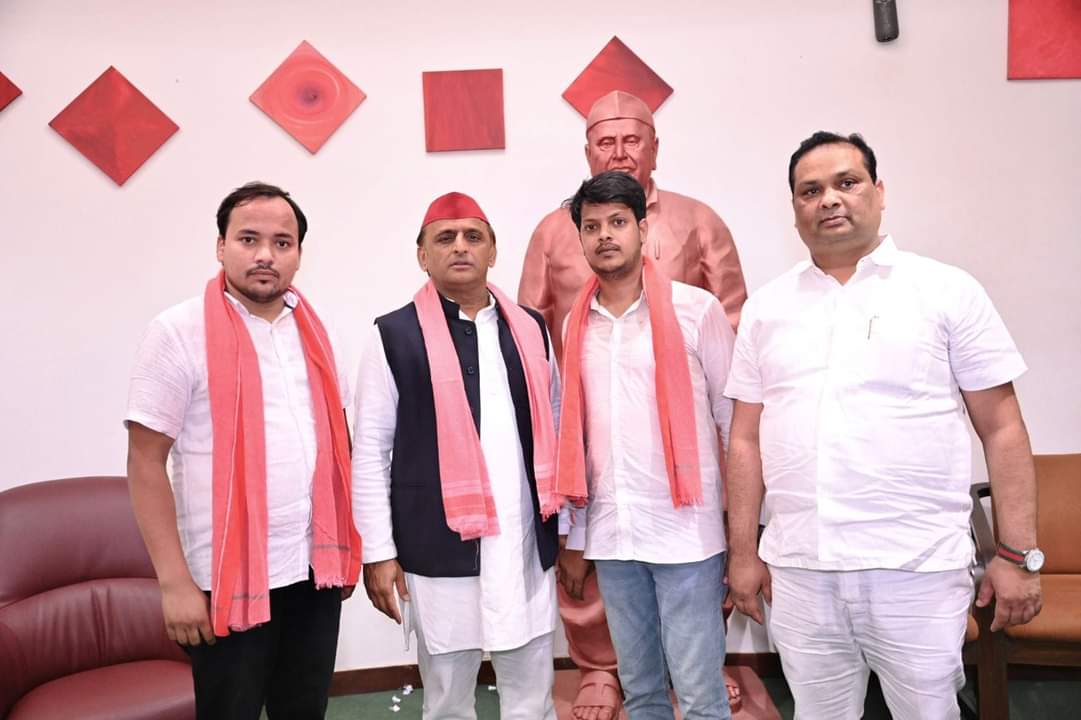 Ashu Malik (@imashumalik) on Twitter photo आज लखनऊ <a href="/samajwadiparty/">Samajwadi Party</a> मुख्यालय पर समाजवादी पार्टी के राष्ट्रीय अध्यक्ष आदरणीय श्री <a href="/yadavakhilesh/">Akhilesh Yadav</a> जी ने आज समाजवादी पार्टी के नवनिर्वाचित संसद सदस्यों को बधाई एवं शुभकामनाएं दी और देश और प्रदेश की सम्मानित जनता का धन्यवाद और आभार व्यक्त किया। आज लखनऊ <a href="/samajwadiparty/">Samajwadi Party</a> मुख्यालय पर समाजवादी पार्टी के राष्ट्रीय अध्यक्ष आदरणीय श्री <a href="/yadavakhilesh/">Akhilesh Yadav</a> जी ने आज समाजवादी पार्टी के नवनिर्वाचित संसद सदस्यों को बधाई एवं शुभकामनाएं दी और देश और प्रदेश की सम्मानित जनता का धन्यवाद और आभार व्यक्त किया।