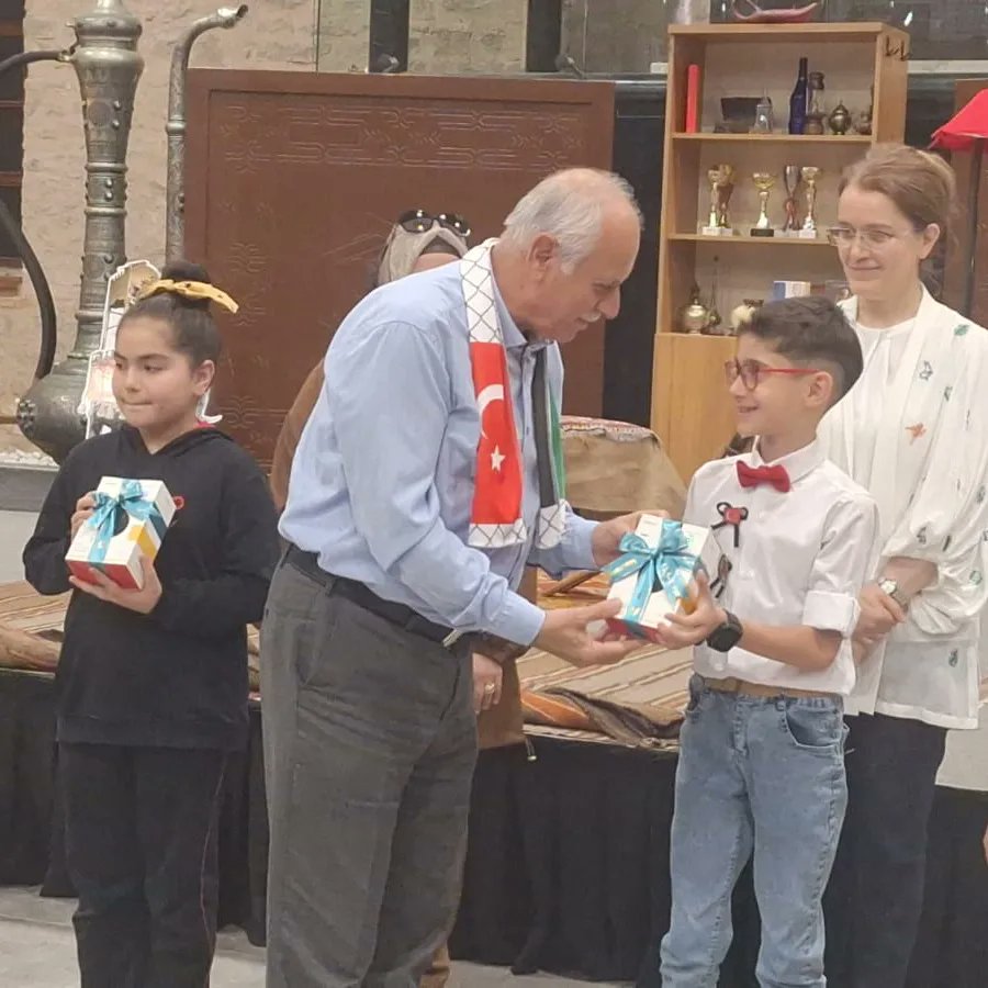 MEGA kapsamında düzenlenen "Çocuk Gözüyle Filistin"temalı resim yarışmasında Meram İlçe BİRİNCİSİ olan öğrencimiz Taha ORUÇ 'u tebrik ederiz
#gelecegieğitiyoruz
#meramihsanözkaşıkcıilkokulu
#öğretmeniilegüçlüokul
<a href="/MeramBelediyesi/">Meram Belediyesi</a>
<a href="/meramMEM/">Meram İlçe MEM</a>
<a href="/mustafakoca42/">Mustafa Koca</a>
<a href="/senoldogru23/">Hüseyin Şenol DOĞRU</a> 
<a href="/meramkym/">Meram Kaymakamlığı</a>