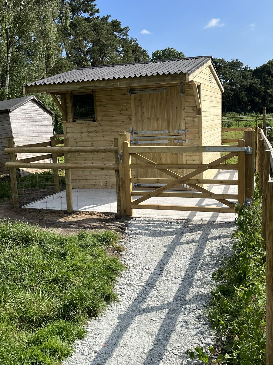 TheNorthSchFarm's tweet photo. The goats have been treated to a new stable, as their old shed was falling g apart. We have added a small yard to the front of it to make sure they have somewhere dry to stand in the winter. Lucky goats 🐐 thank you to Stuart mason for the base and fencing and @SkinnersSheds https://t.co/QUfXjY4tsi