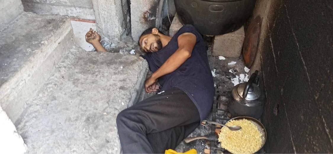 numanmazlan's tweet photo. Tentera pengganas Israel bersama Amerika membunuh rakyat Palestin ini ketika dia sedang menyediakan makanan di kem pelarian Al-Nuseirat hari ini. https://t.co/WYfYCWT6WS