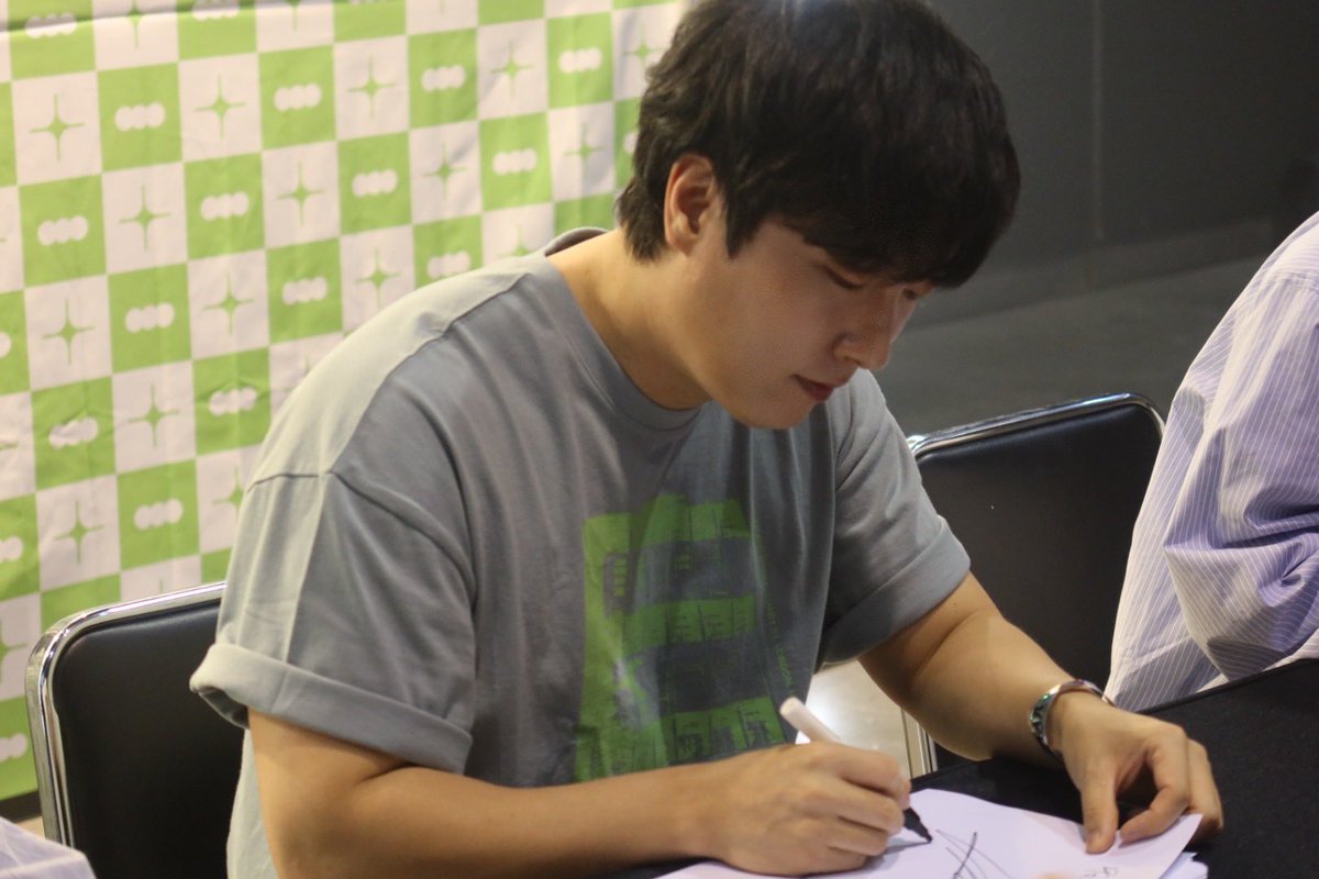 소란과의 싸인회 어떠셨나요?👀

팬분들을 가까이에서 만날 수 있어 너무 행복했습니다💙

싸인회 CUT을 공개합니다!

#소란 #SORAN
#고영배 #서면호 #편유일 #이태욱
#VISIONBANGKOK #비전방콕