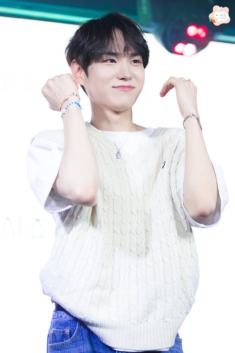 r4bbbbbbb1t's tweet photo. [HQ] 240608 낮, 홍성준 팬미팅 <약속>

복근 공개 해놓고 부끄러워서 숨는 남성 어떤데 ...( ͡° ͜ʖ ͡°)( ͡° ͜ʖ ͡°)

#비디씨 #BDC #홍성준 #약속 https://t.co/q00eFCbILW