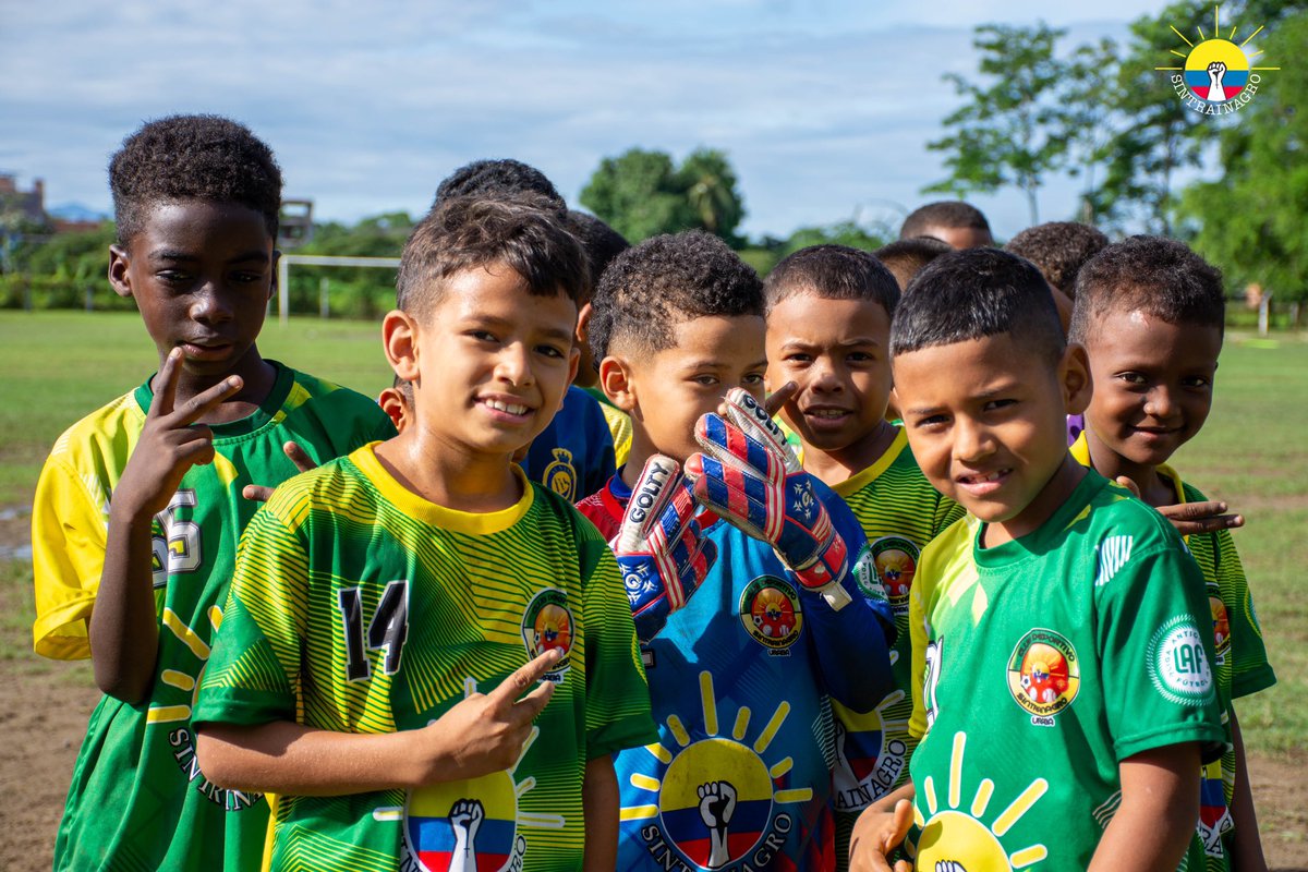 Sintrainagro, en el marco del compromiso social, apoya a los niños de Currulao, hijos de trabajadores afiliados y no afiliados a la organización sindical. A través de su escuela de fútbol, Sintrainagro ofrece oportunidades de recreación y desarrollo integral, fomentando valores.