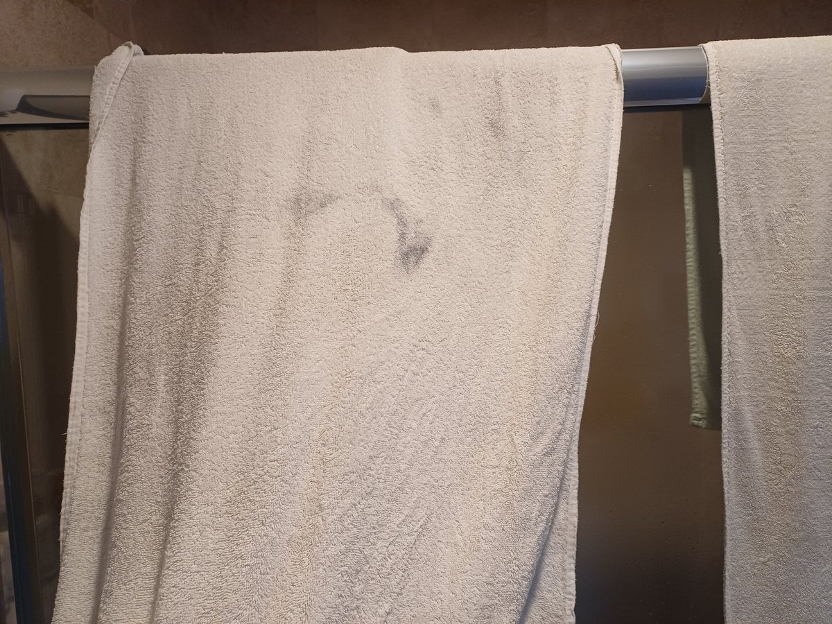 rblanco1968's tweet photo. Fatal  @HolidayInn Santa fe. Sin toalla de manos y una de cuerpo con esta mancha. Fatal!!! Urge revisen calidad del hotel. @IHG_MLAC @IHGOneRewards https://t.co/9shNuKaBPI