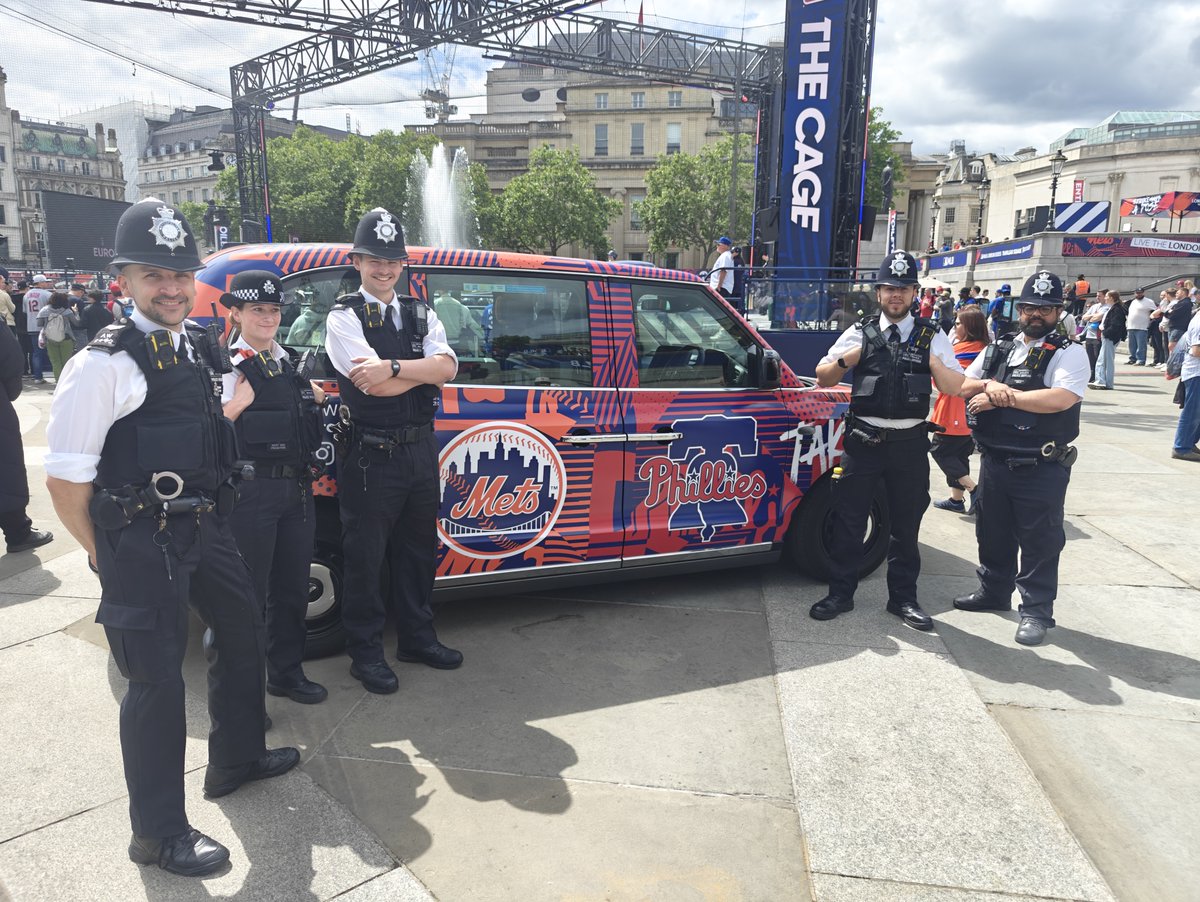 MPSWestminster's tweet photo. West End Team engagement with the fans around Trafalgar Square for the baseball match Mets vs Phillies.
Attendees in very high spirits - thank you for being so welcoming! #MLBTakeOver #LondonSeries #MyLocalMet https://t.co/nLLwWPfejM