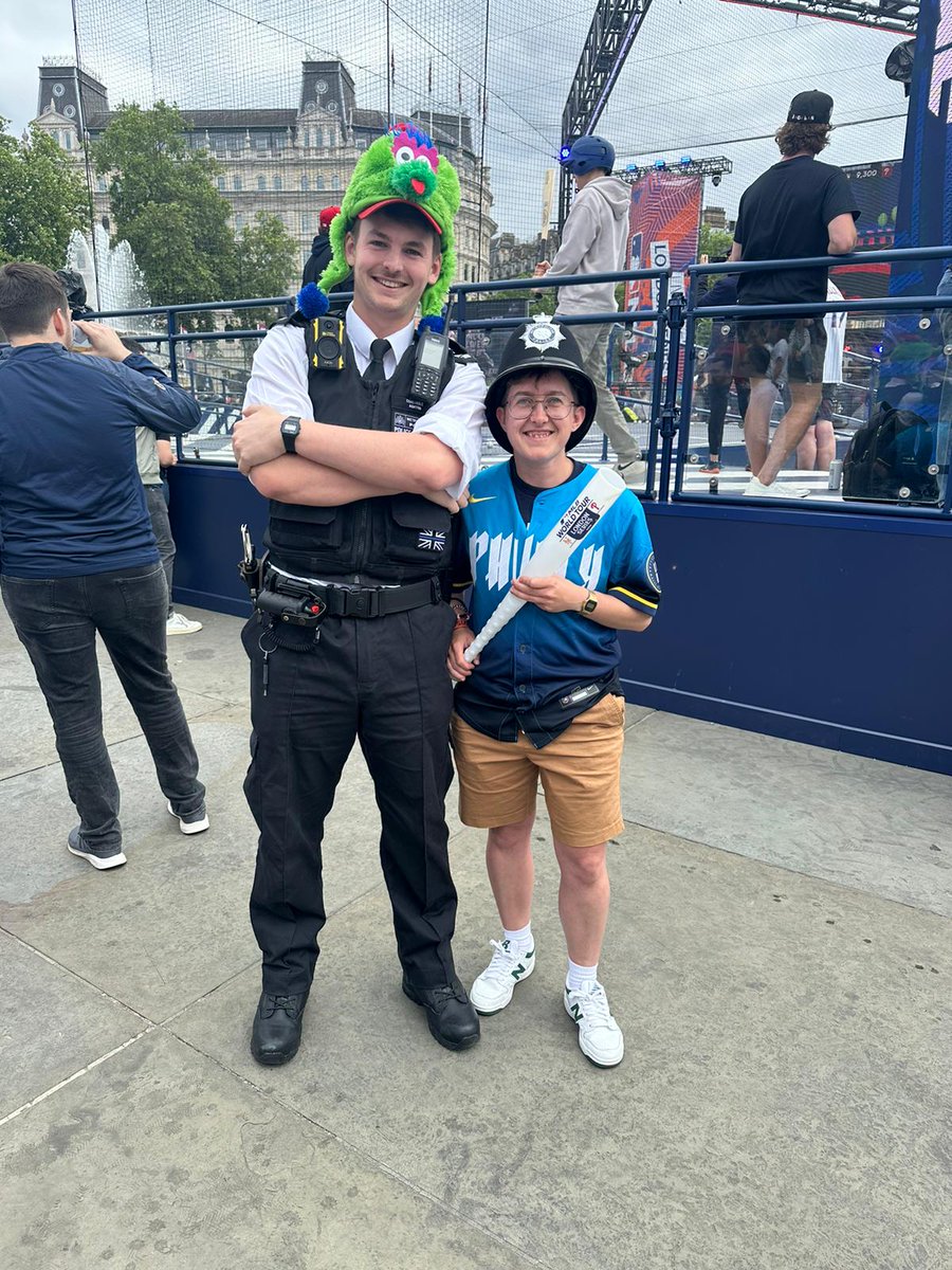 MPSWestminster's tweet photo. West End Team engagement with the fans around Trafalgar Square for the baseball match Mets vs Phillies.
Attendees in very high spirits - thank you for being so welcoming! #MLBTakeOver #LondonSeries #MyLocalMet https://t.co/nLLwWPfejM