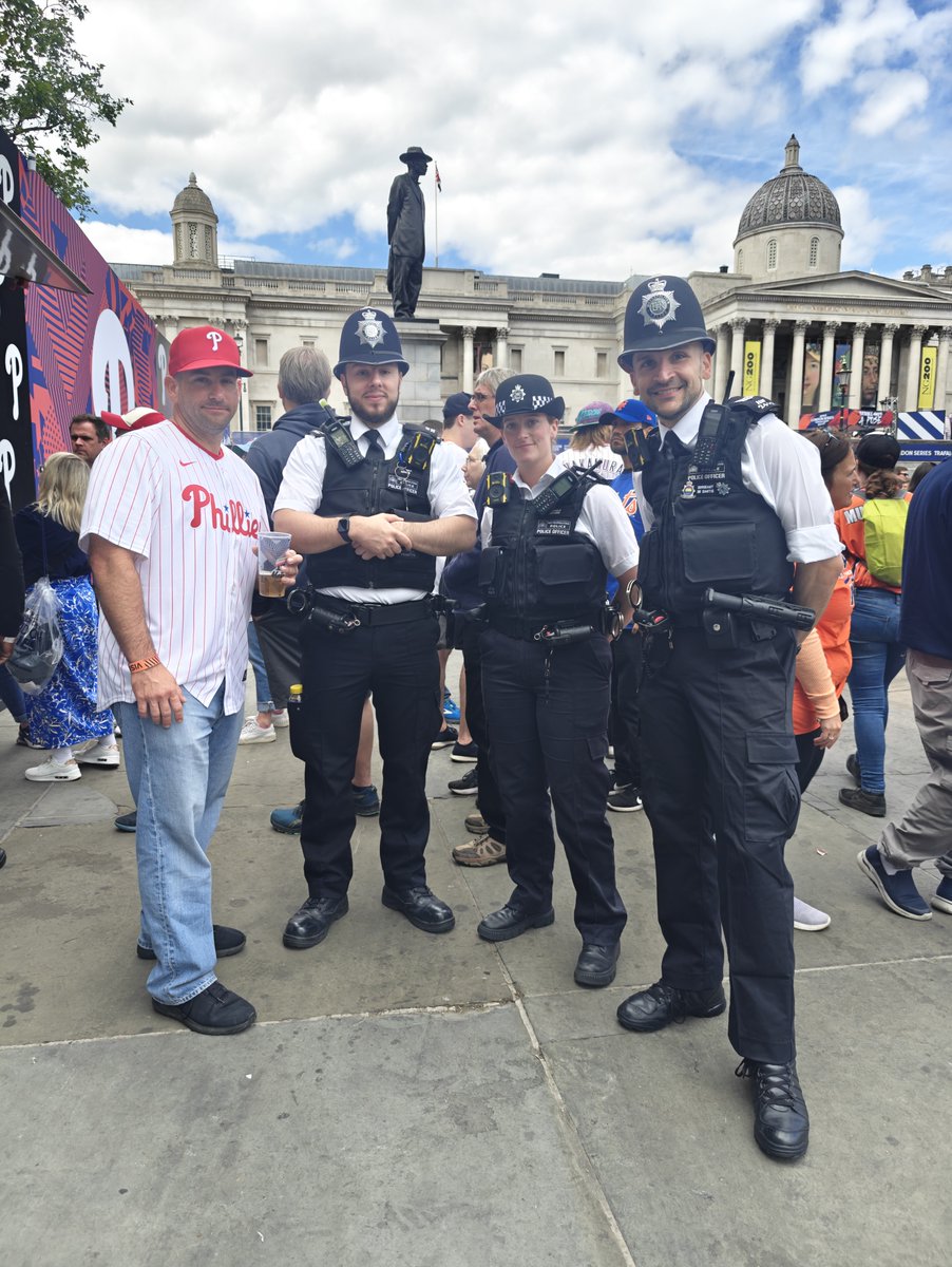 MPSWestminster's tweet photo. West End Team engagement with the fans around Trafalgar Square for the baseball match Mets vs Phillies.
Attendees in very high spirits - thank you for being so welcoming! #MLBTakeOver #LondonSeries #MyLocalMet https://t.co/nLLwWPfejM