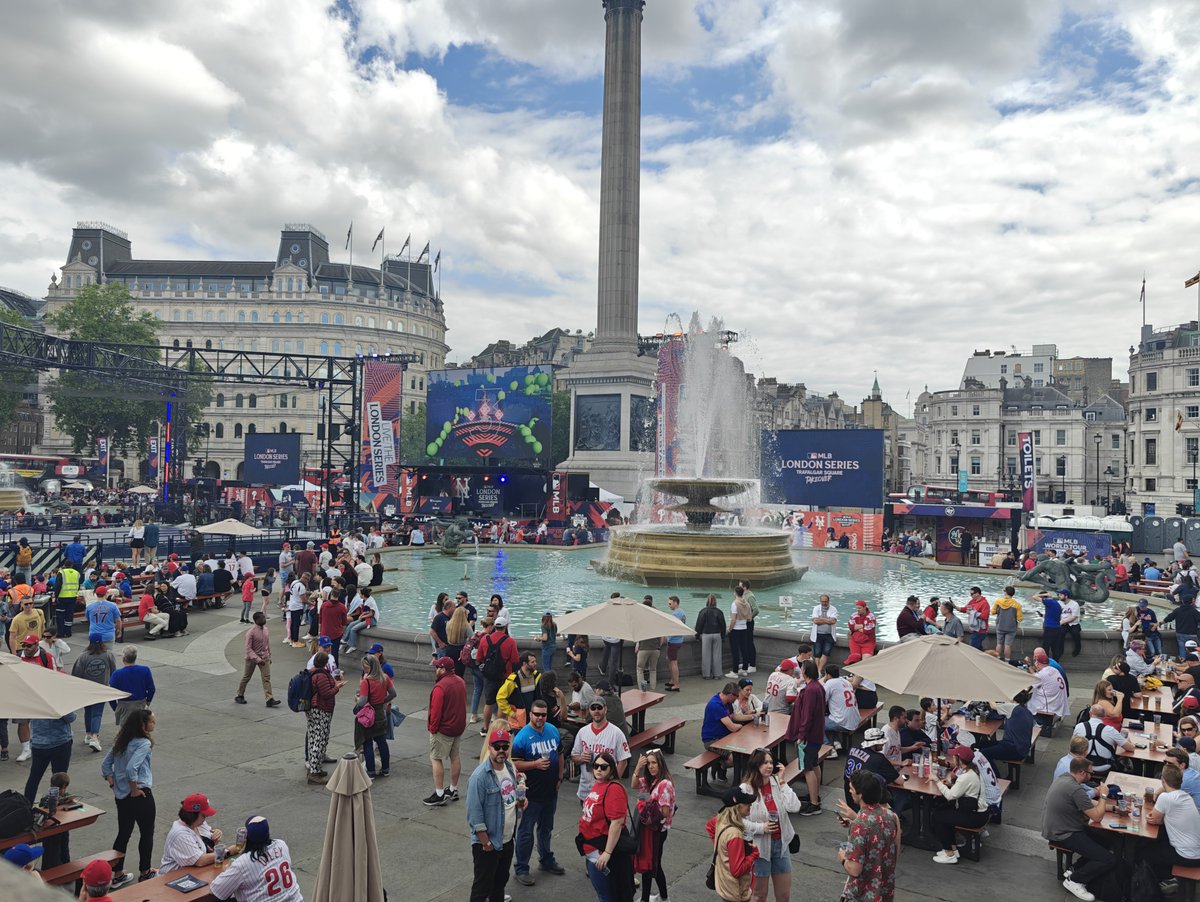 MPSWestminster's tweet photo. West End Team engagement with the fans around Trafalgar Square for the baseball match Mets vs Phillies.
Attendees in very high spirits - thank you for being so welcoming! #MLBTakeOver #LondonSeries #MyLocalMet https://t.co/nLLwWPfejM