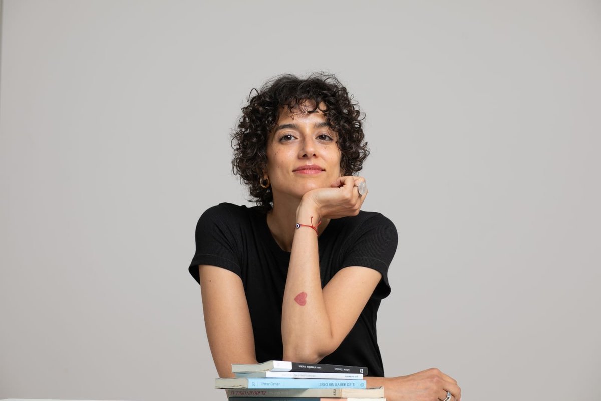 LaInsolita_p9's tweet photo. 📢 Viernes 14/6 18h.
Presentación de 'La invención de un lector' de Cecilia Fanti, ed.@gristormenta.
Las libreras @FantiCecilia de @CespedesLibros, Lucía Leandro Hernández de @LataPeinada, AnaNavío de #Prole y @carlotagelonch de @LaInsolita_p9 conversarán sobre su oficio.
Veniu! https://t.co/LaRoIw2kf3