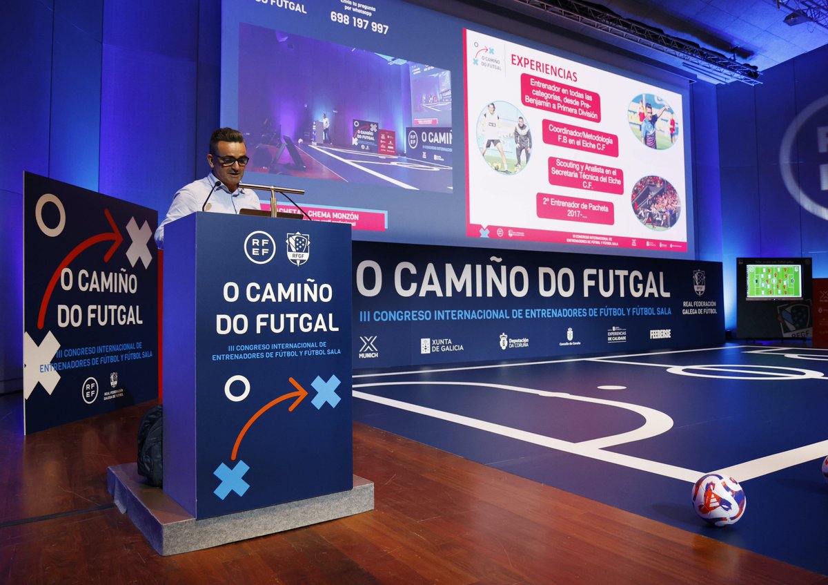 🔴 𝗙𝗨́𝗧𝗕𝗢𝗟: 𝗣𝗮𝗰𝗵𝗲𝘁𝗮 𝗲 𝗖𝗵𝗲𝗺𝗮 𝗠𝗼𝗻𝘇𝗼́𝗻, 𝘂𝗻 𝘁𝗮́𝗻𝗱𝗲𝗺 𝗽𝗲𝗿𝗳𝗲𝗰𝘁𝗼
⚽️ Como se articula o plan operativo dun corpo técnico profesional? Iso é o que lles están explicando os adestradores Pacheta e Chema Monzón, aos asistentes a O Camiño do Futgal 🙌🏻