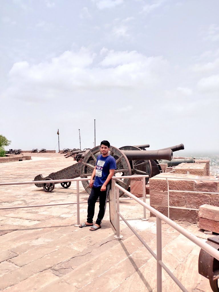 barhmbhadana's tweet photo. कमज़ोर वक्त ताकतवर चरित्र को जन्म देता है 🧿 https://t.co/BWUfW29fNF