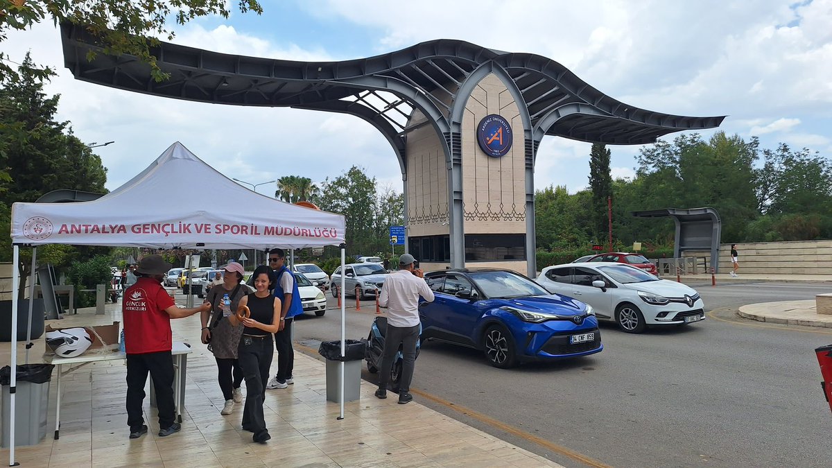 GSB_OzgecanGM's tweet photo. ✏️YKS sonrası Genç Dönüşüm projesi kapsamında, sınava giren gençlerimizin kalem setlerini topladık. 2024-2025 eğitim öğretim yılı başında bağışlanan kalem setleri köy okullarımızdaki miniklerimizin yüzlerini güldürecek.😊

#yks2024
#gençdönüşüm https://t.co/OdyI3FbP5J