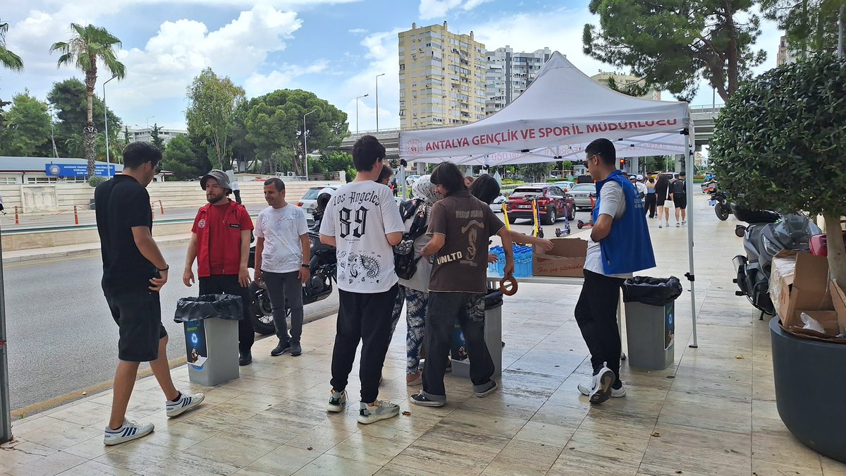 ✏️YKS sonrası Genç Dönüşüm projesi kapsamında, sınava giren gençlerimizin kalem setlerini topladık. 2024-2025 eğitim öğretim yılı başında bağışlanan kalem setleri köy okullarımızdaki miniklerimizin yüzlerini güldürecek.😊

#yks2024
#gençdönüşüm