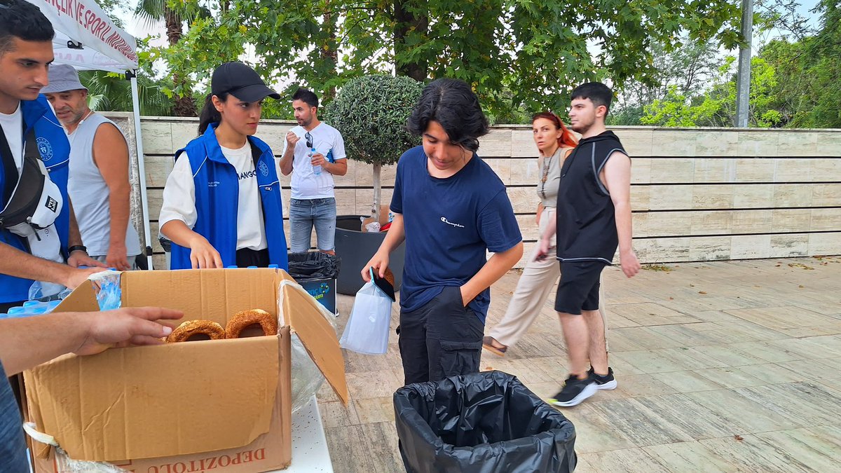 GSB_OzgecanGM's tweet photo. ✏️YKS sonrası Genç Dönüşüm projesi kapsamında, sınava giren gençlerimizin kalem setlerini topladık. 2024-2025 eğitim öğretim yılı başında bağışlanan kalem setleri köy okullarımızdaki miniklerimizin yüzlerini güldürecek.😊

#yks2024
#gençdönüşüm https://t.co/OdyI3FbP5J