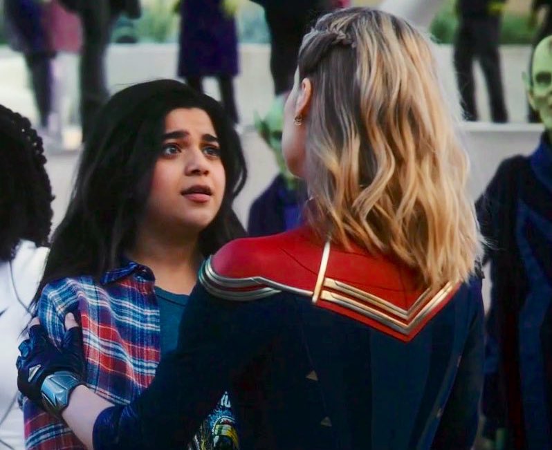 CaptMarvelNews's tweet photo. “#CaptainMarvel is one of the few really well-known, big-time female Avengers. If someone who was young, looking out at the world and she sees this really powerful badass woman almost take down Thanos, what does that do to you?” Sana on Kamala’s admiration for Carol in the MCU. https://t.co/i5xFrxMfhE