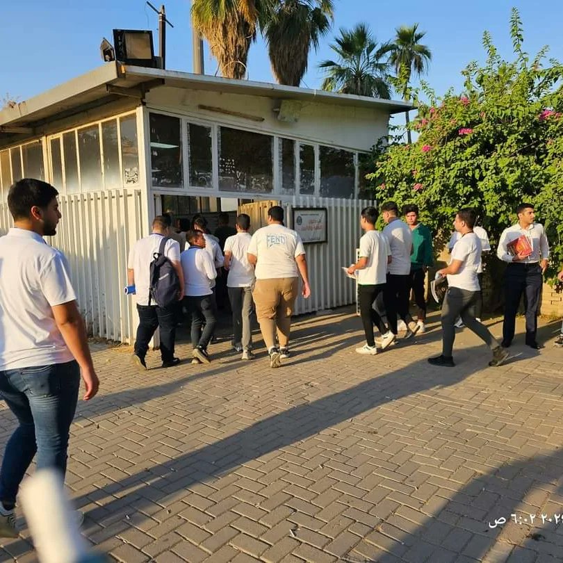 ساعات من الأمل والقلق والترقب
من قبل الساعة ٦ صباحا اليوم ترى الآباء والأمهات يفترشون باب جامعة بغداد يراقبون أبناءهم وهم يدخلون لأداء الامتحان الأول (الإسلامية) وعيونهم يملؤها الأمل والقلق والترقب.ساعات تمر ثقيلة عليهم وهم بالانتظار ومع مرور الوقت تبدأ الطلبة بالخروج من الامتحان