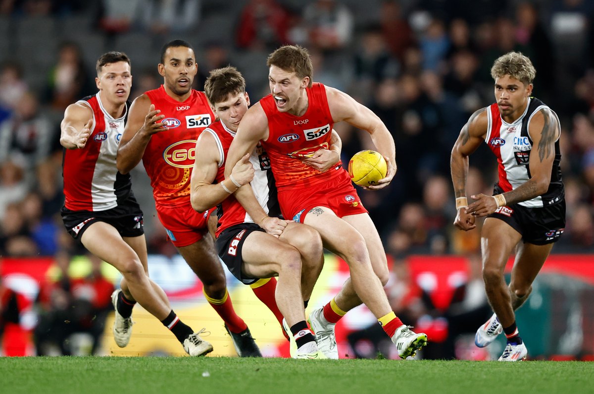 FOXFOOTY's tweet image. 3QT: @stkildafc 6.7 (43) lead @GoldCoastSUNS 5.5 (35).

The Saints lead by eight points at the final break 👀

📺 Watch #AFLSaintsSuns LIVE on ch. 504 or stream on Kayo: bit.ly/3nQsGNv
✍️ BLOG bit.ly/4cegRrx
🔢 MATCH CENTRE bit.ly/45d6n9x