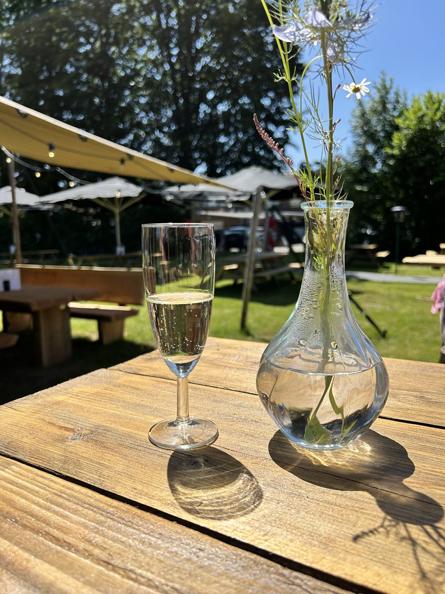Marcgoffin's tweet photo. Vandaag Gasterie Hedelfinger eindelijk weer geopend.  Werden ontvangen met een lekker glaasje presecco.

Dion en Bo veel succes in Bèngelder. https://t.co/qwbIO9mGPm