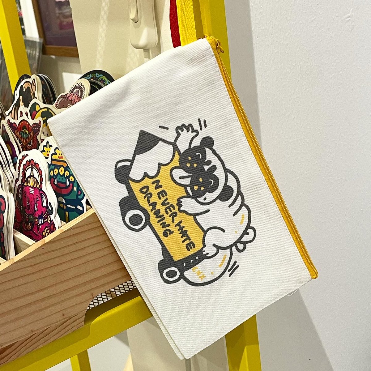 neverhatedraw's tweet photo. New items in our studio!
NHD pencils ✏️ case, size 12 x 20 cm.
Price 150 THB. (Buy 2 get 1 free)
Please dm us if you want it
#localartist #nhdstudio #chiangmaiart https://t.co/J5JgAvGQFR