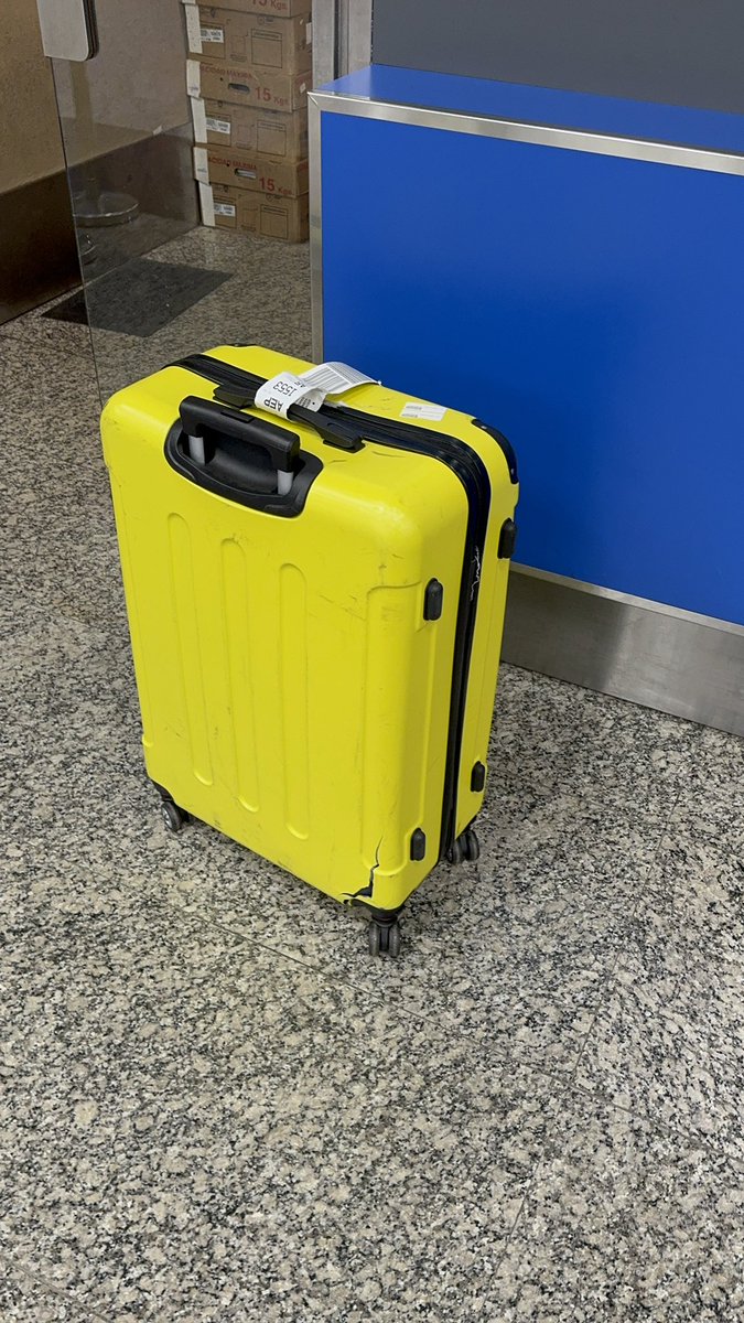 matieches's tweet photo. Hace unos días viaje con @Aerolineas_AR desde Córdoba-Madrid. En la primer escala, la maleta llega destruida. Y la compañía se niega a pagarme los daños. Necesito una respuesta coherente. La respuesta a mi reclamo es “el daño es totalmente normal”parece joda! @BAconsumidor https://t.co/qjZT7RTJ9p