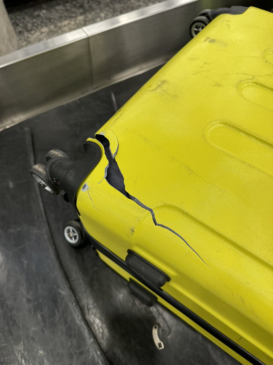matieches's tweet photo. Hace unos días viaje con @Aerolineas_AR desde Córdoba-Madrid. En la primer escala, la maleta llega destruida. Y la compañía se niega a pagarme los daños. Necesito una respuesta coherente. La respuesta a mi reclamo es “el daño es totalmente normal”parece joda! @BAconsumidor https://t.co/qjZT7RTJ9p
