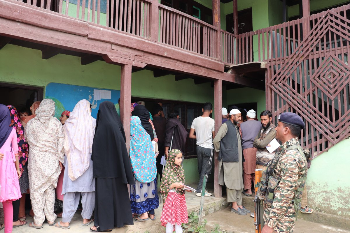 179bnC's tweet photo. Medical Camp organized  by 179 BN CRPF ,  at MUNDJI SOPORE (J&amp;K),  under CAP. Local villagers were benefited from medical Camp.
@KOSCRPF 
@OpsNkor https://t.co/baKeiAZwnx