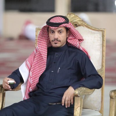 شاعر كان ناجح وتم توريطه من منافسينه
من قروبه  ومشا مخططهم عليه
والان صار برا التشكيله
واللي طبق المخطط يلعب ليلي خطط عربونها حب اخشوم وابتسامات كاذبه
هدفها ابعاده