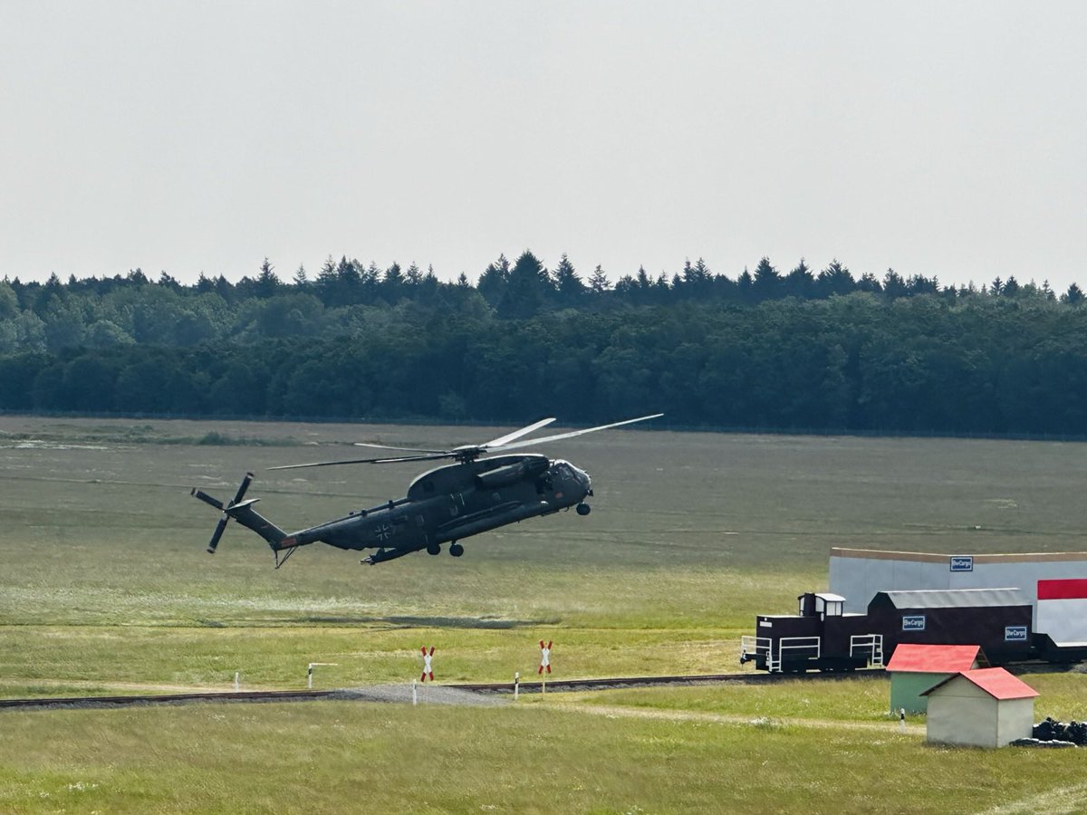 Inspekteur_Heer's tweet photo. Großes Interesse am Tag der Bundeswehr #TdBw24 und tolle Stimmung in Faßberg! #Heeresflieger 

Jetzt geht es weiter nach Aachen und zur #TechnischenSchuledesHeeres https://t.co/tWSnL9w7to