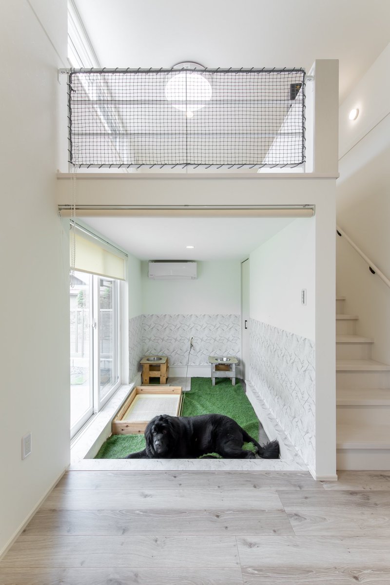 Aidesignhome's tweet photo. 『グレートピレニーズと暮らすシンプルな平屋の家』

間取り：3LDK＋ワンちゃんスペース＋ロフト＋ファミリークローゼット
延床面積：302.46m²（91.4坪）
敷地面積：103.51m²（31.3坪）

💡見どころ💡
小屋裏スペースを利用した勾配天井とロフトを設け立体感のあるLDK空間に。

#アイデザインホーム https://t.co/KoApC1e0Tg