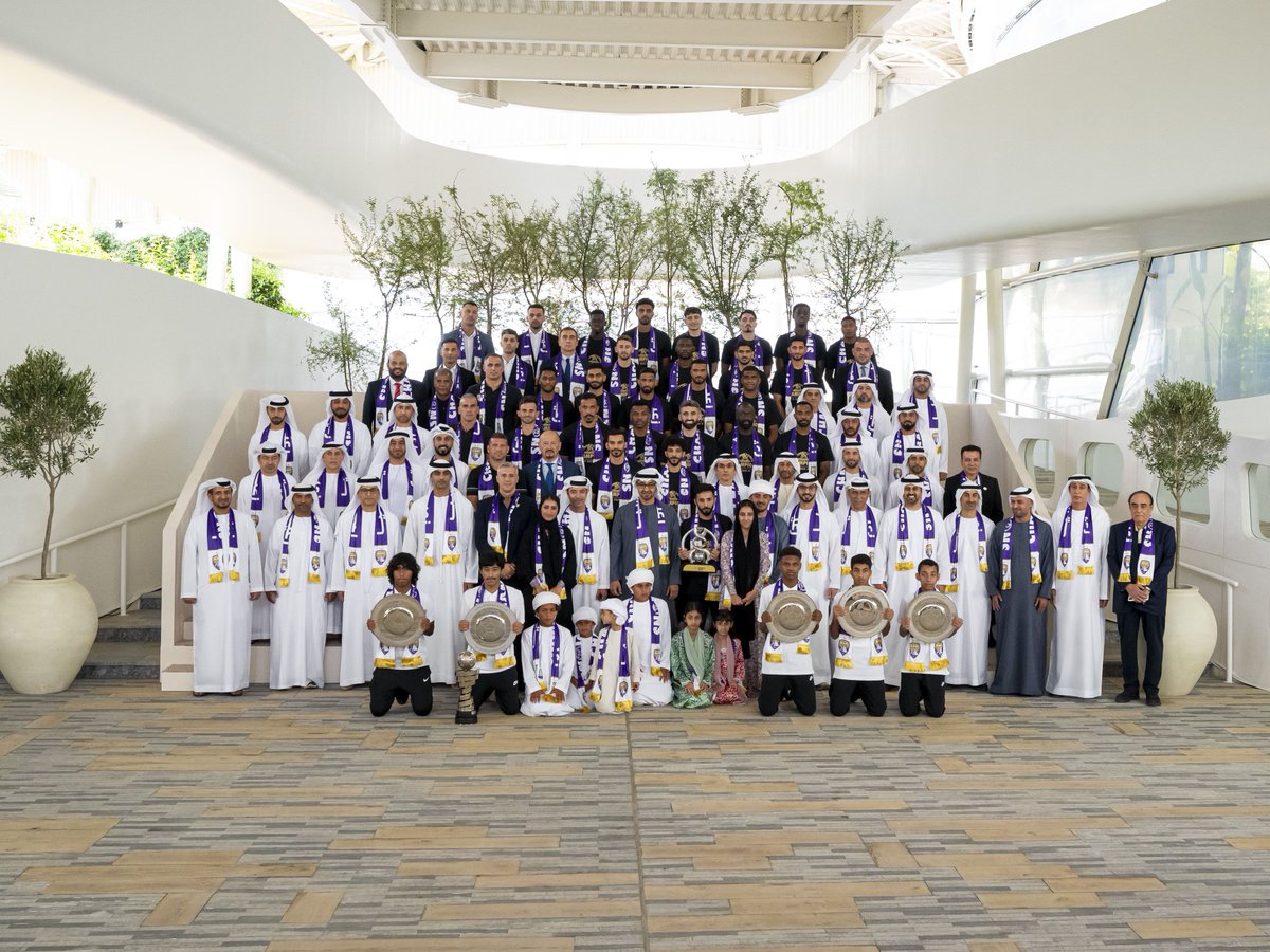 ADSportsTV's tweet image. #رئيس_الدولة يستقبل فريق نادي العين لكرة القدم بمناسبة فوزه ببطولة دوري أبطال آسيا

استقبل صاحب السمو الشيخ محمد بن زايد آل نهيان رئيس الدولة "حفظه الله"، اليوم في قصر البحر في أبوظبي، فريق نادي العين لكرة القدم والجهازين الإداري والفني بمناسبة تتويج الفريق ببطولة دوري أبطال آسيا…