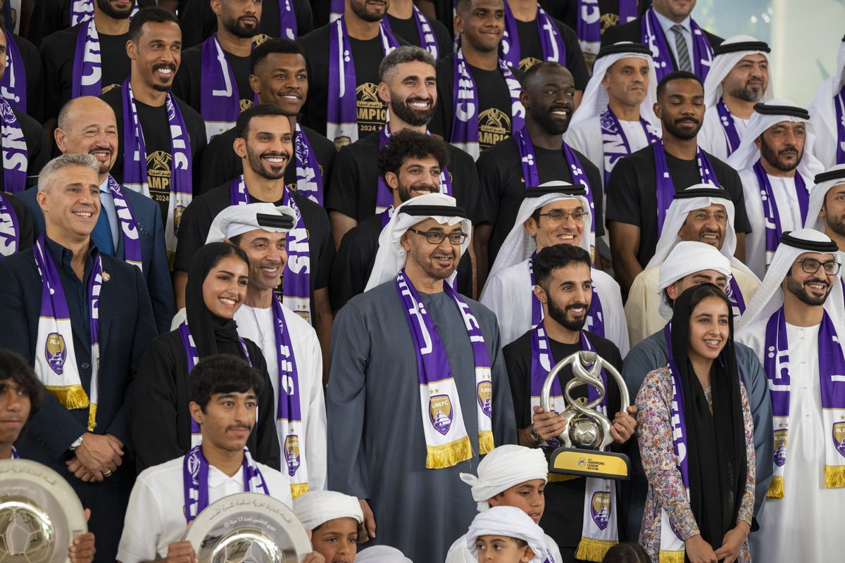 ADSportsTV's tweet image. #رئيس_الدولة يستقبل فريق نادي العين لكرة القدم بمناسبة فوزه ببطولة دوري أبطال آسيا

استقبل صاحب السمو الشيخ محمد بن زايد آل نهيان رئيس الدولة "حفظه الله"، اليوم في قصر البحر في أبوظبي، فريق نادي العين لكرة القدم والجهازين الإداري والفني بمناسبة تتويج الفريق ببطولة دوري أبطال آسيا…