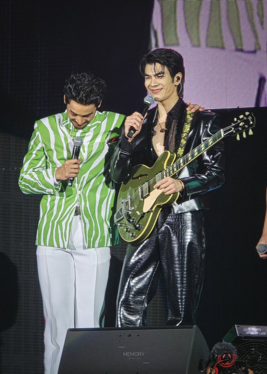 memorymileapo's tweet photo. ขอบคุณกันและกัน ขอบคุณเหมือนกันนะคะ 😭😭

#AUTHENTICMILECONCERT
@milephakphum ♡ @Nnattawin1 #MilePhakphum #Nnattawin  
#มายอาโป #MileApo https://t.co/dn9kSt8aFD