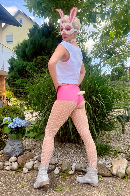 The hottest bunny is on the way to the #WhiteRabbit Festival 🐰👑  Das hei&szlig;este H&auml;schen ist auf dem Weg<a href="/tag/whiterabbit"class="tags">#WhiteRabbit</a>