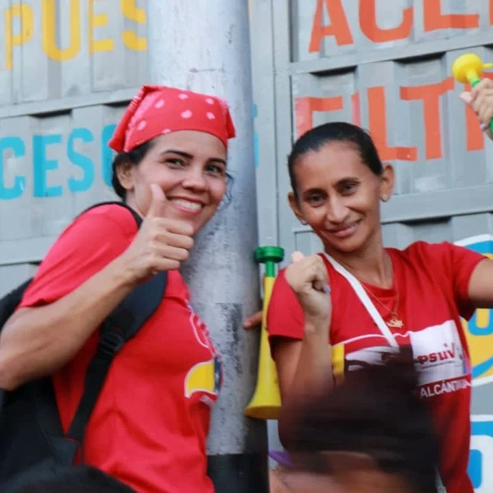 PsuvAragua_ofic's tweet photo. #EnFotos 

El pueblo revolucionario del estado Aragua refleja alegría y amor por la patria 

@NicolasMaduro
@dcabellor
@PartidoPSUV
@Soykarinacarpio
@ramolinap
@JG_COLMENARES
#SíVaNico https://t.co/XOVcTR8SWm