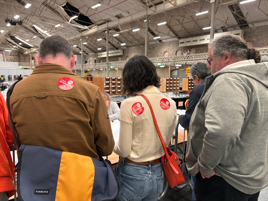 4 hours in!

Labour Tally People full of smiles and working hard. 

Ní neart go cur le chéile 🌹

#AnIrelandThatWorksFor All