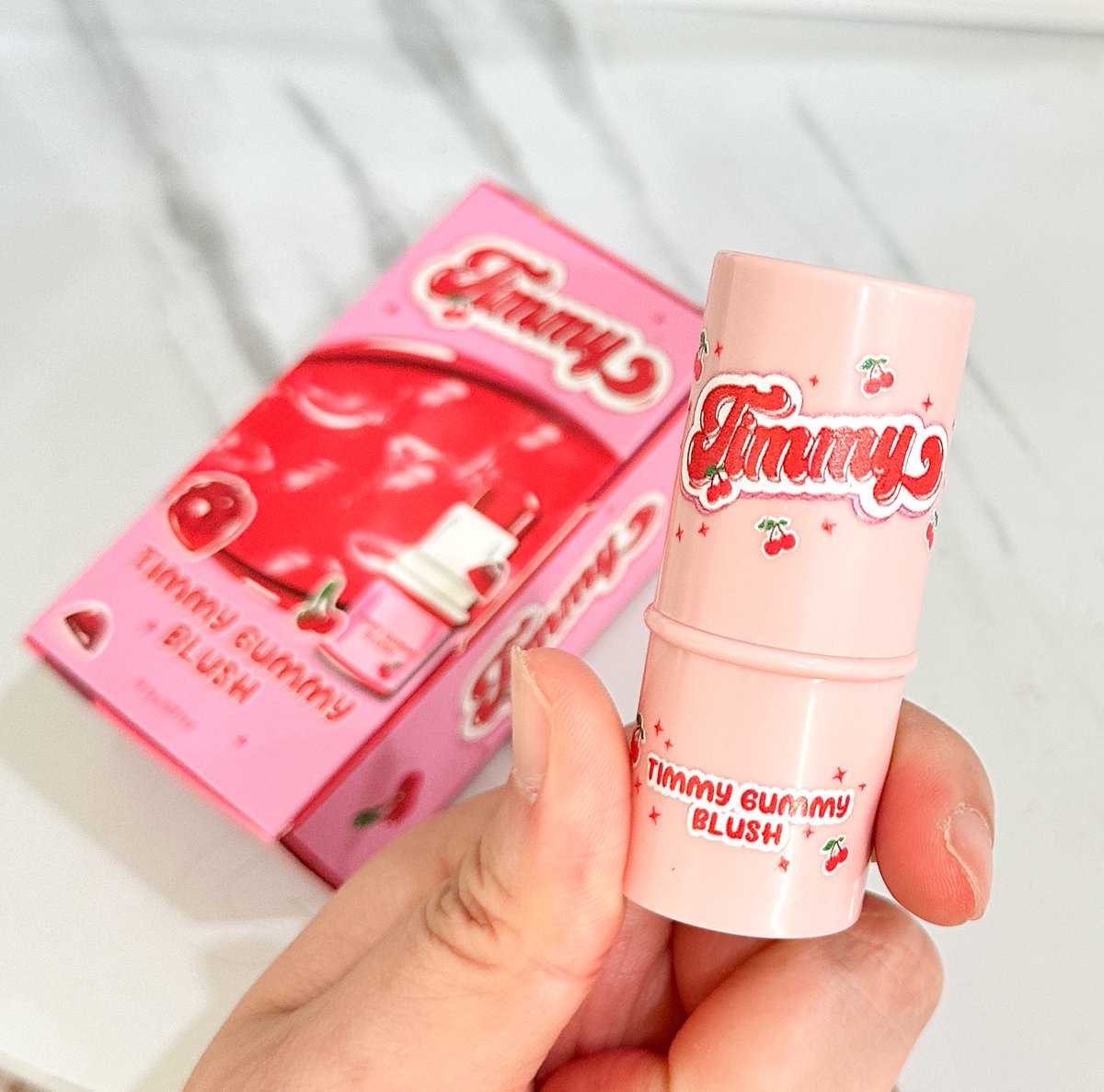 Chillviss's tweet photo. Timmy gummy Blush🍒 น่ารักจนใจเจ็บ ใช้เป็น everyday look นี่ชอบมากทาได้ทั้งหน้า ปาก แก้ม ให้สีแดงดูธรรมชาติ สีจะปรับตามค่า pH ของผิว กลิ่นดีมาก เป็นเนื้อเจลลี่ แอบน่ากินอยู่เด้555 ทาบุ๊ปออกจากบ้านบั๊ป แท่งเดียวเอาอยู่ไม่เกินจริง! เลิฟค่ะ🫶🏻
#ดีบอกต่อ #Howtoperpect https://t.co/RR3keW5zSo