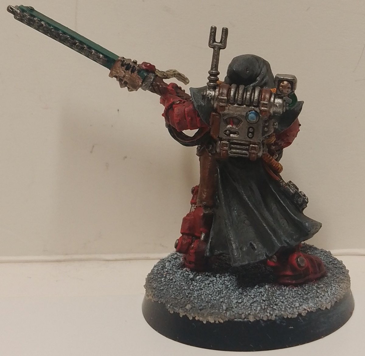 Today something on the more niché end of 40k, the Ordo Minoris of the Inquisition.
The one with the Plasma Pistol is part of the Ordo Astartes, the one with the Chain Glaive is part of the Ordo Mechanicus.

#Warhammer40k