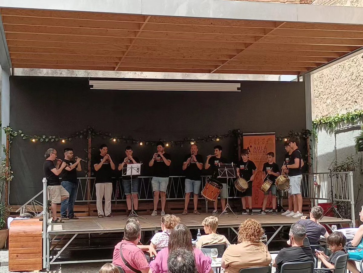 AuladeSons's tweet photo. Bon dia! ✨
Avui al migdia diversos alumnes de diferents disciplines de l'Aula de Sons han tocat al Simfònic. Un any més ha estat una experiència molt xula! Molt bona feina a tots/es 🥳🤩
#simfonic #gralla #timbal #acordio #guitarra #auladesons #casarull #alumnes https://t.co/fpu5qONMeS