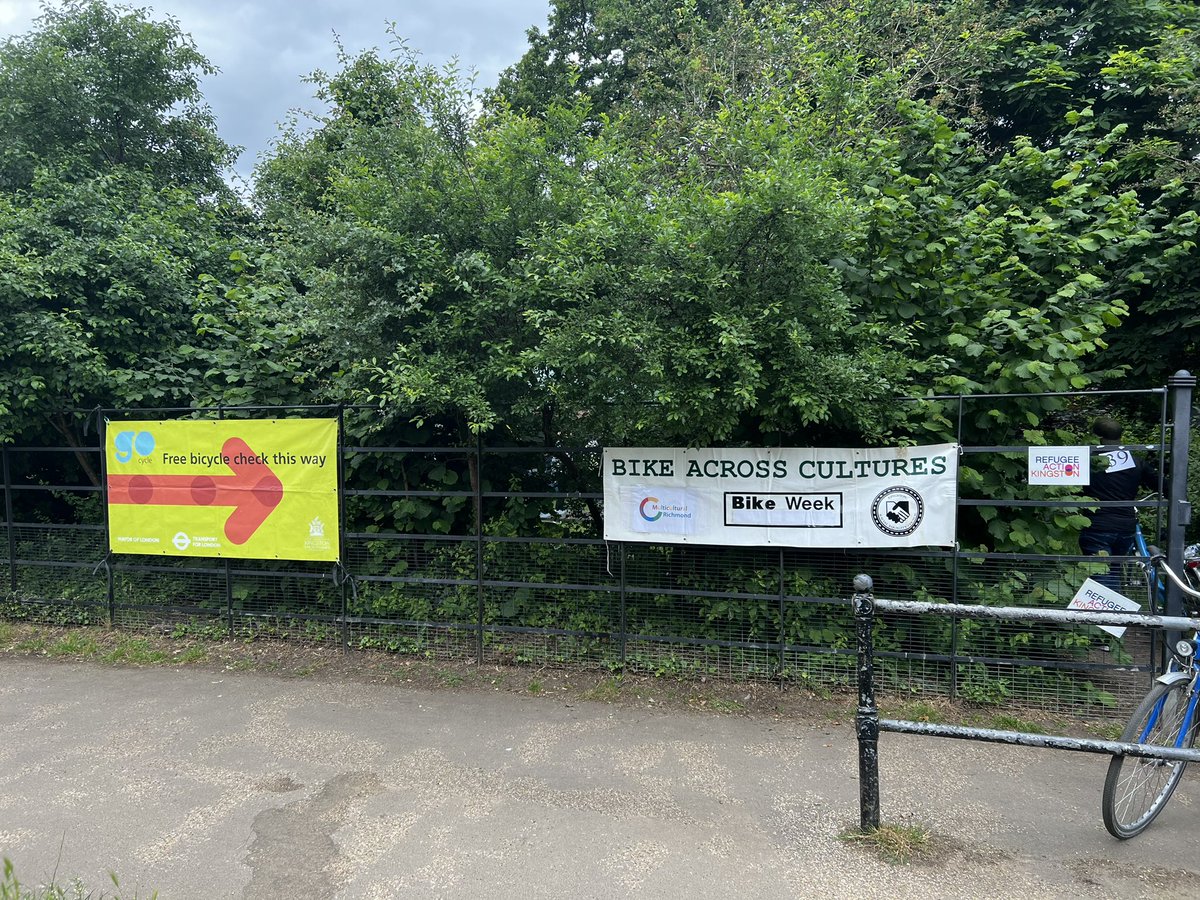 MPSCanbury's tweet photo. ✨COMMUNITY EVENT ✨

⏰ Today Until 3pm 
📍Richmond Park Kingston Gate 
🚴Bike Marking &amp; more! 

Great chance to see meet local officers from @MPSKingston, @MPSTudor @MPSCoombeHill 

Great to work alongside @krec2016 👥 https://t.co/Bex4hkXk2h